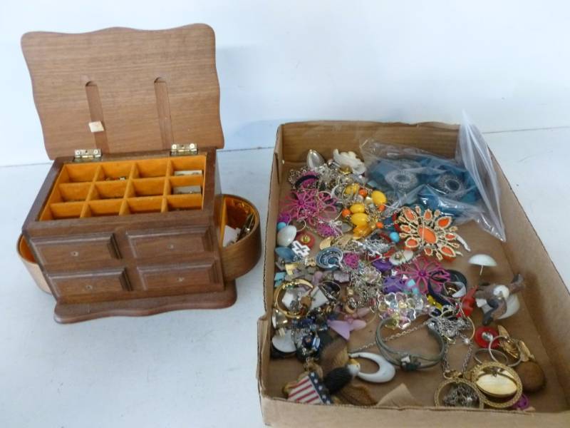 lot 295 image: Jewelry
