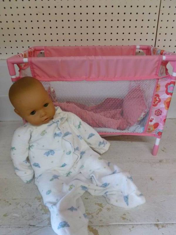 lot 315 image: Toy Crib