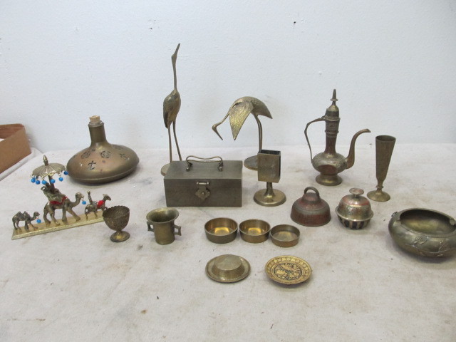 lot 45 image: Large Lot of Vintage Solid Brass Items