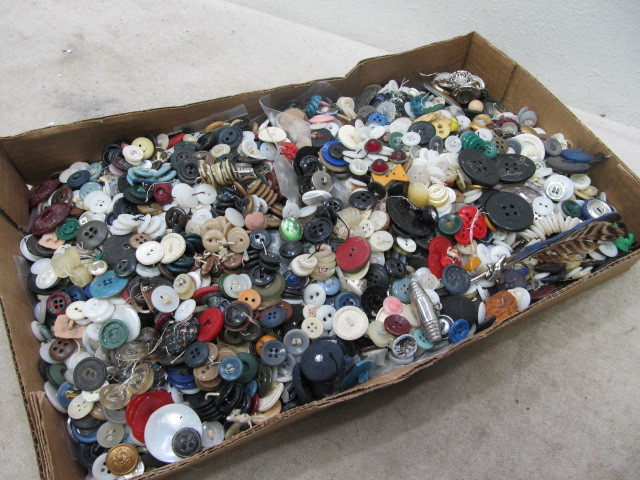 lot 52 image: HUGE Lot of AntiqueVintage Buttons