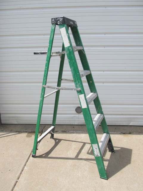 lot 72 image: 6 Fiberglass Gorilla Ladder
