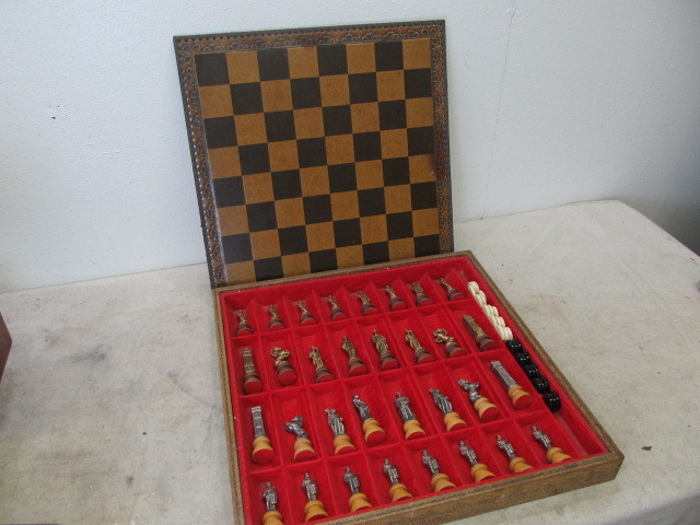lot 78 image: QUALITY Vintage ChessBackgammon Board