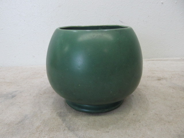 lot 87 image: Orig Vintage McCoy Footed VasePot