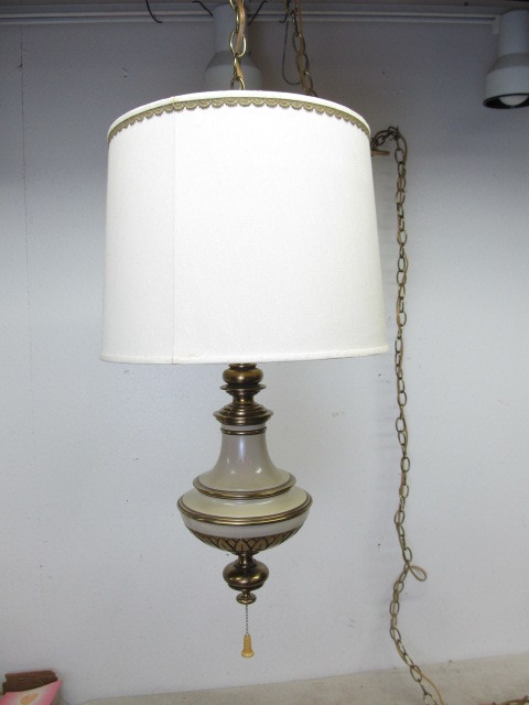lot 89 image: NICE Vintage Hanging Brass Lamp