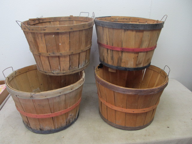 lot 90 image: 4 Vintage Bushel Baskets