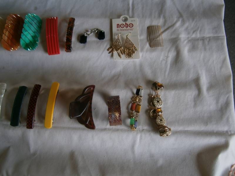 lot 174 image: Big Jar of Vintage Hair Clips