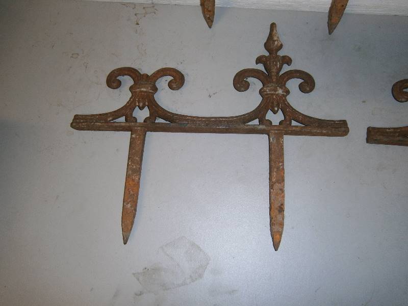 lot 176 image: 4 Cast Iron Fleur de Lis Garden Fence Pieces