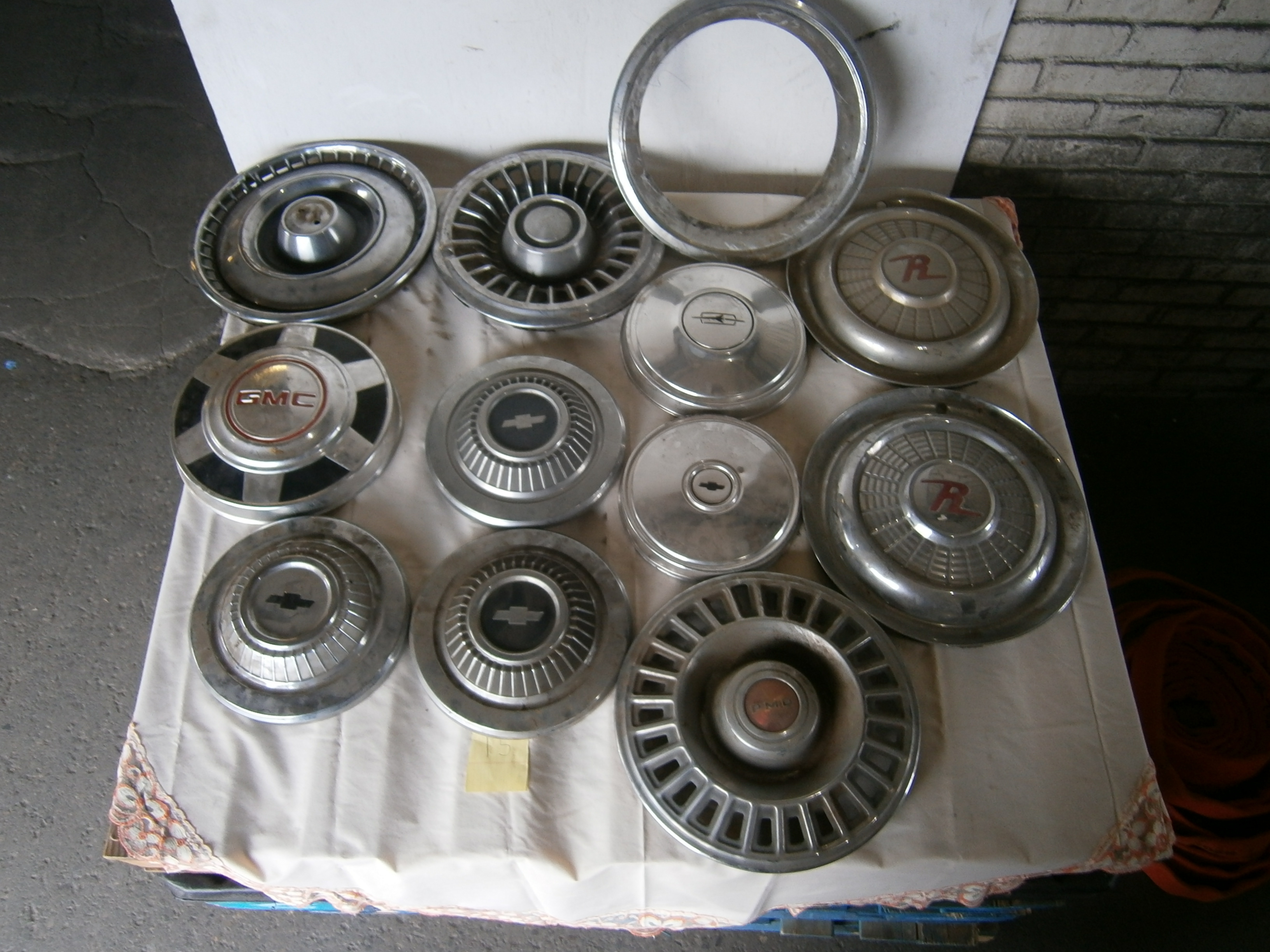lot 164 image: Lot of Assorted Vintage Hub Caps
