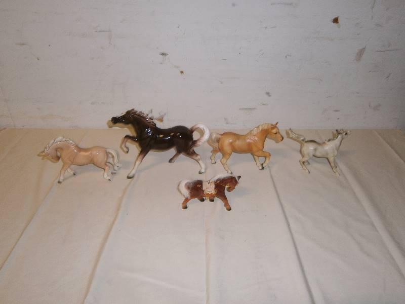lot 181 image: Lot of Porcelain and Ceramic Horses