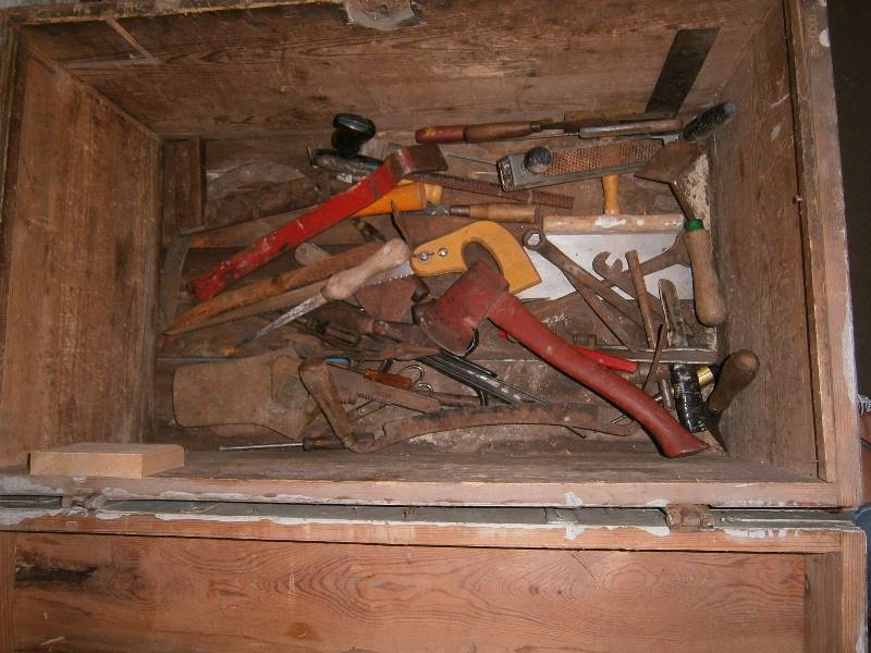 lot 186 image: Nice Old Wooden Chest wTools