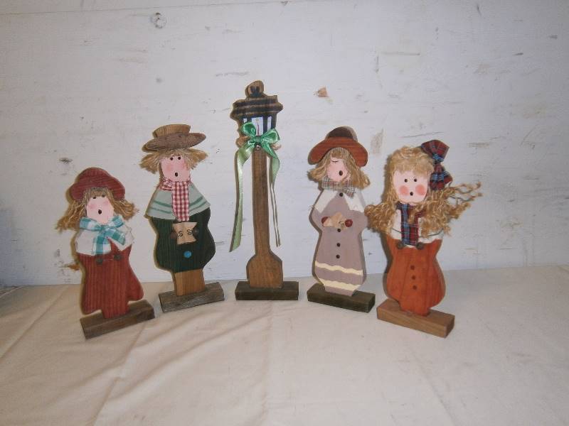 lot 189 image: Electric Santa and 5 Wooden Carolers
