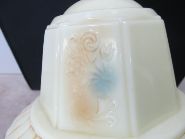 lot 199 image: Antique Yellow Custard Glass Lamp Shade
