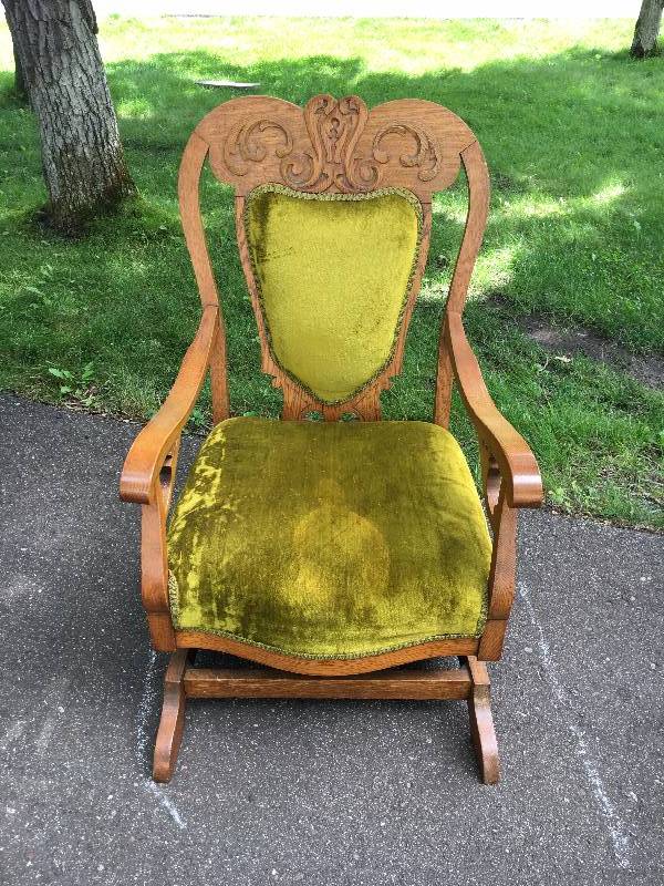 lot 8 image: Vintage Rocking Chair