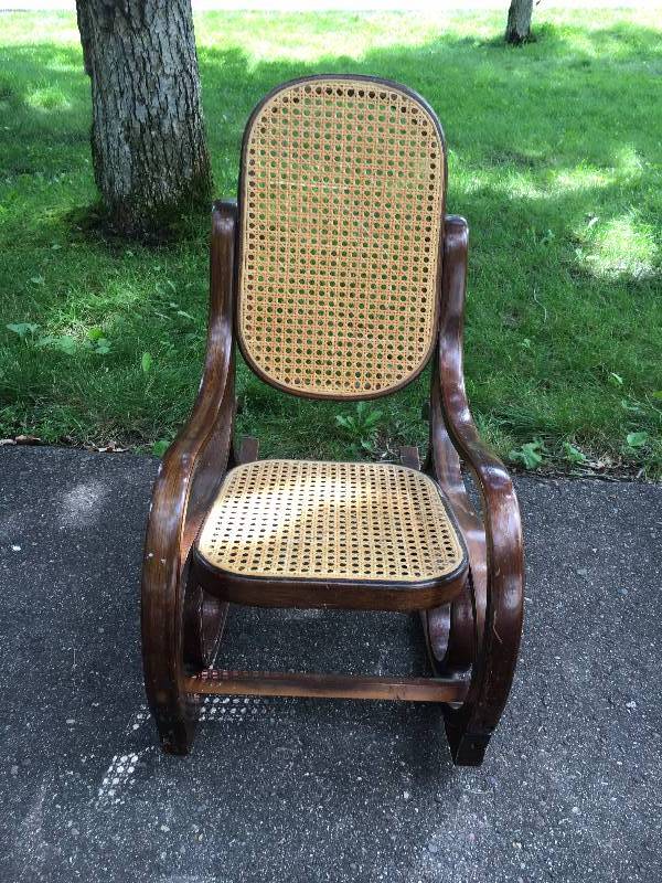 lot 9 image: Vintage Youth Rocking Chair
