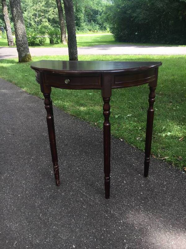 lot 13 image: End Table