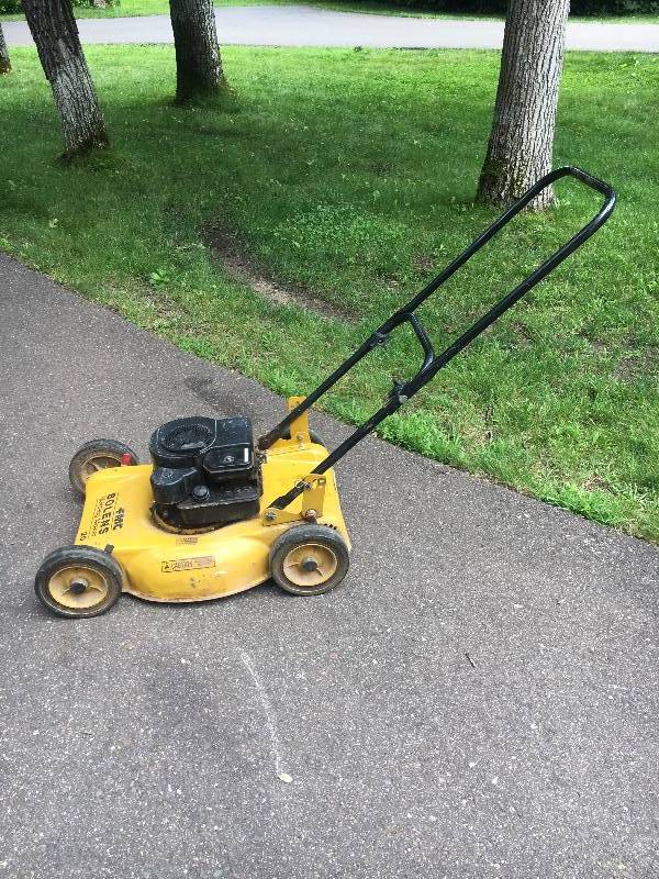 lot 17 image: Bolens 20 Push Mower