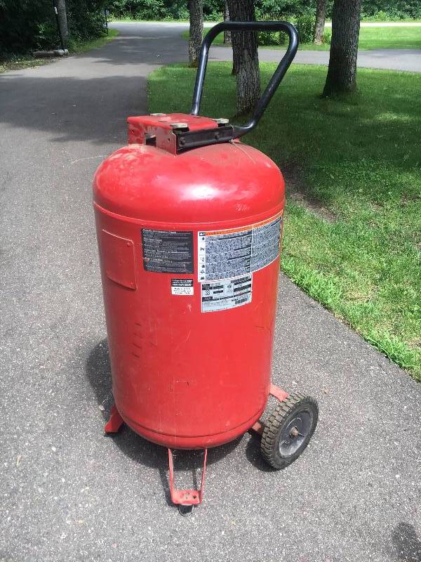 lot 19 image: 33 Gallon Air Compressor