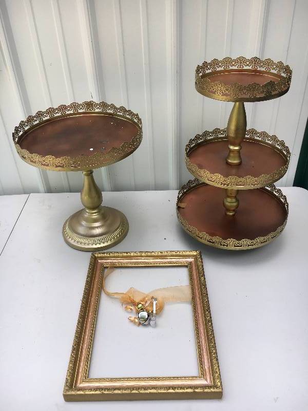 lot 40 image: 2 - Cupcake Stands w Frame
