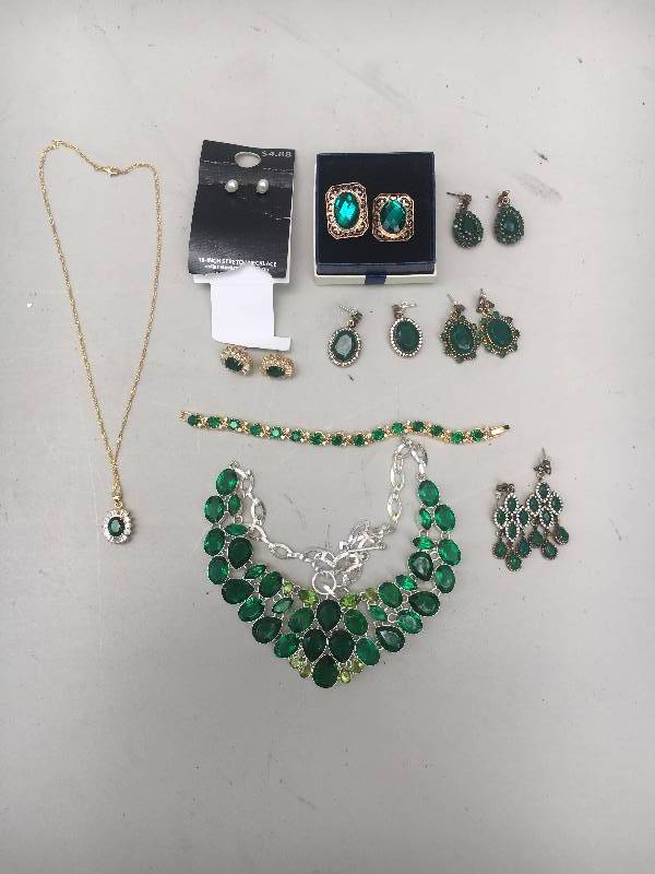 lot 48 image: Emerald Jewlery Set