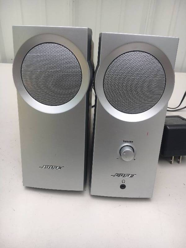 lot 49 image: Pair of Bose Speakers