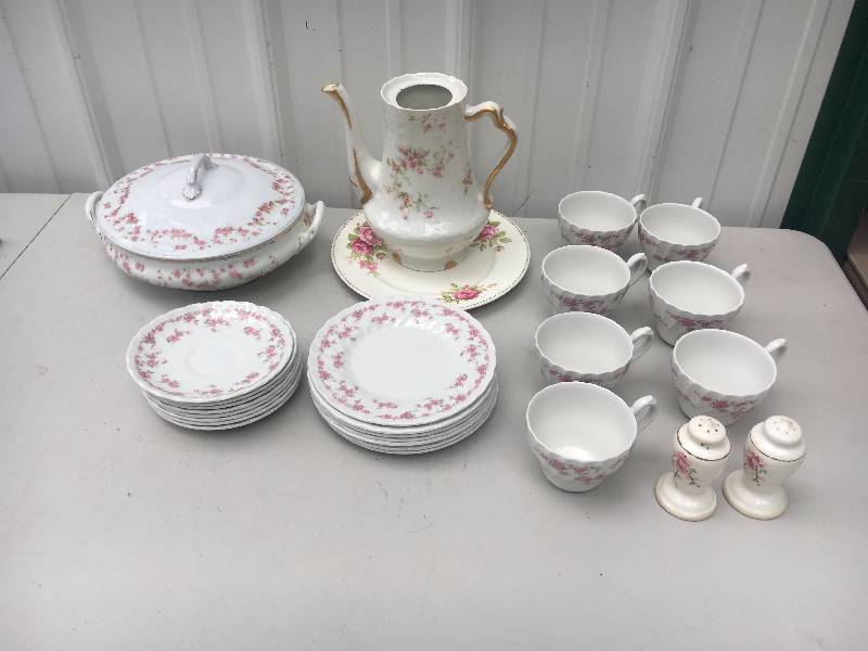 lot 54 image: Vintage Tableware