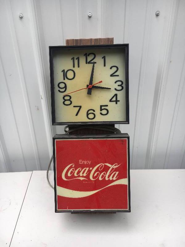 lot 82 image: Vintage Coca-Cola Clock