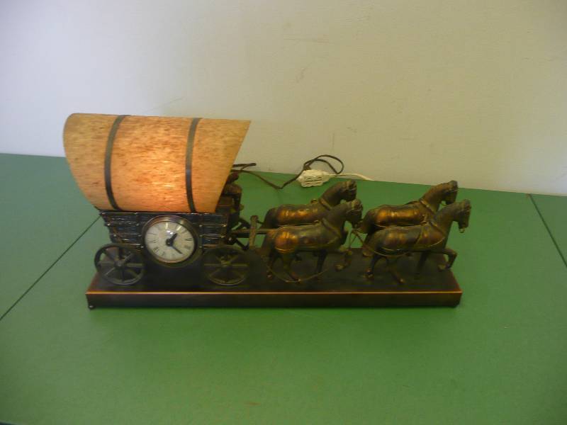 lot 1 image: Vintage United Metal Goods - Chuckwagon Metal DeskMantle Clock Lamp - Very Nice - Works - Made In USA - See Pictures