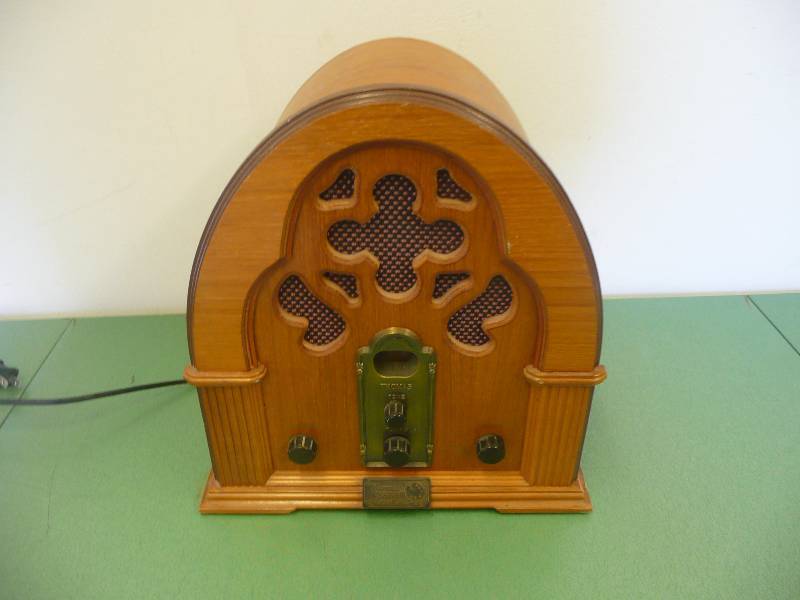 lot 19 image: VINTAGE Thomas Collectors Edition Radio With Cassette Player - Works - See Pictures