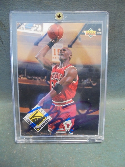 lot 11 image: Autographed Michael Jordan Card