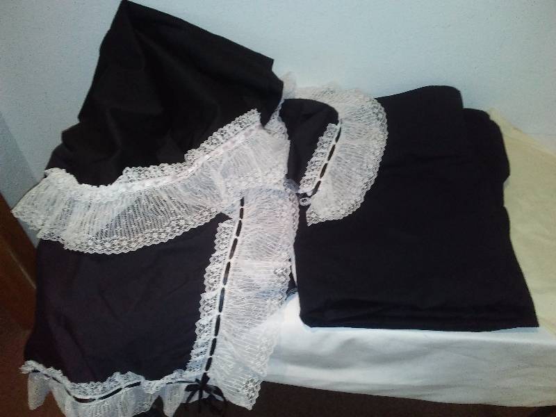 lot 52 image: BlackWhite Muslin Remnants for back drop for accent.