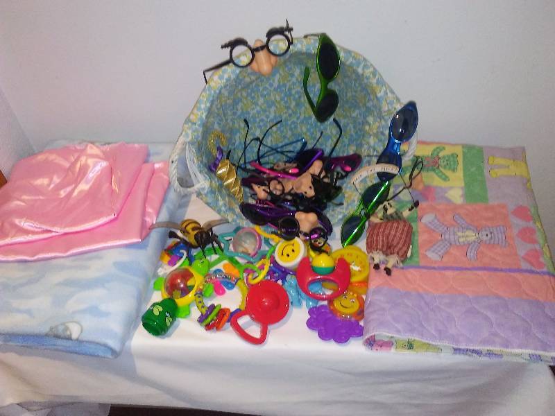 lot 59 image: Cloth lined wicker basket, sunglasses, groucho marx noses & more