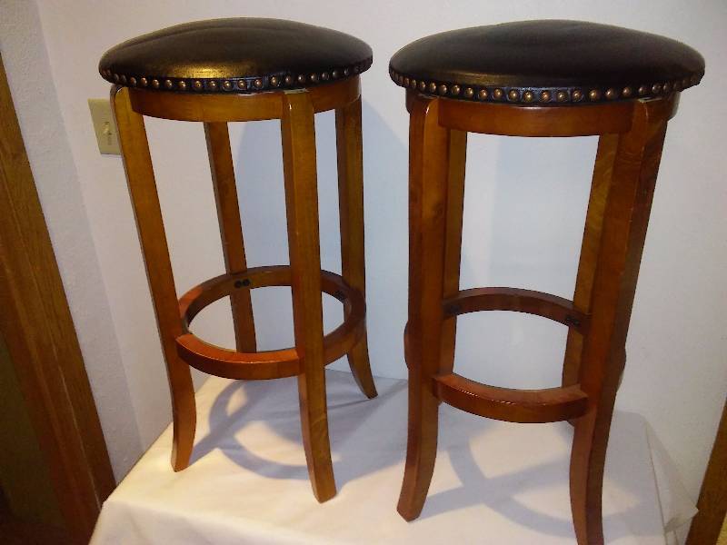 lot 73 image: Bars stools (2) wood w leather seat, swivel