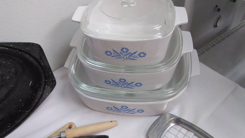 lot 12 image: Corning Casseroles and more