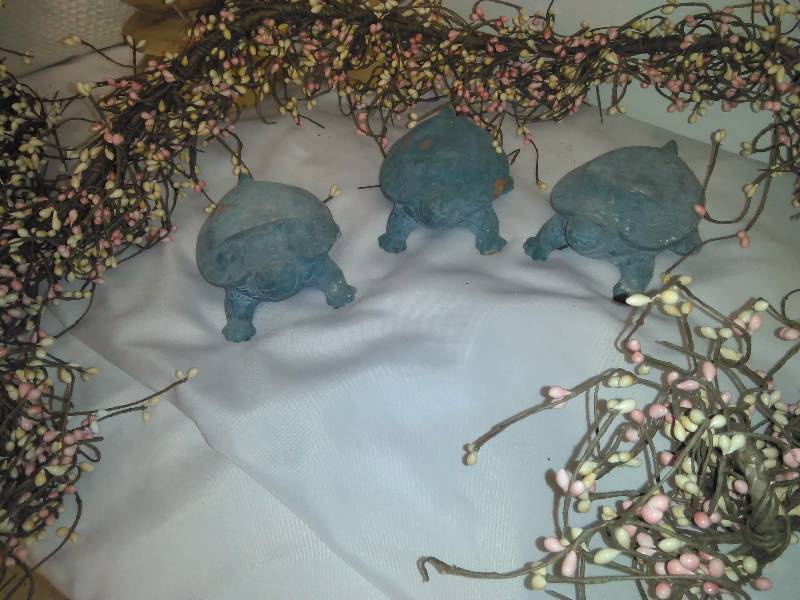lot 31 image: Hand carved wood candle holders (2), 3 turtles and beautiful beadberry garland w accent pillow