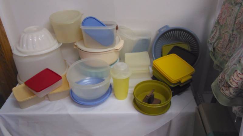 lot 9 image: Vintage Tupperware all with matching lids  see pictures