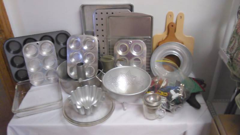 lot 10 image: Collection Metal Bakeware