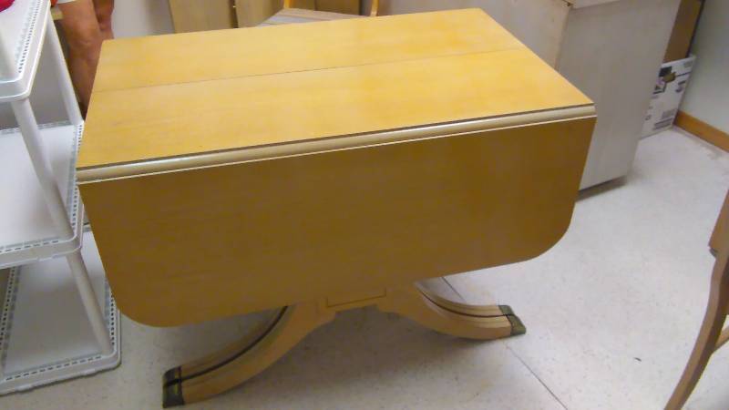 lot 14 image: Dropleaf Table with Four Chairs and Three Leaves