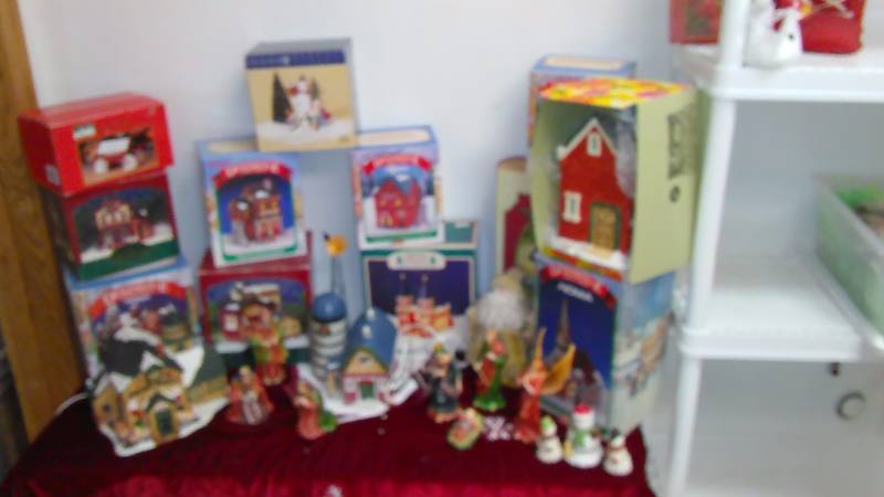 lot 20 image: Christmas village Dept. 56 Noma   see pictures
