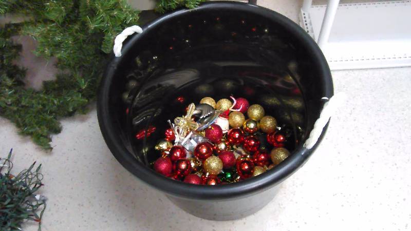 lot 46 image: 18 gallon tote. Just add a tree Christmas,