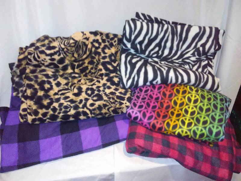 lot 92 image: Fleece Throws (5) Near New  Like New  New,