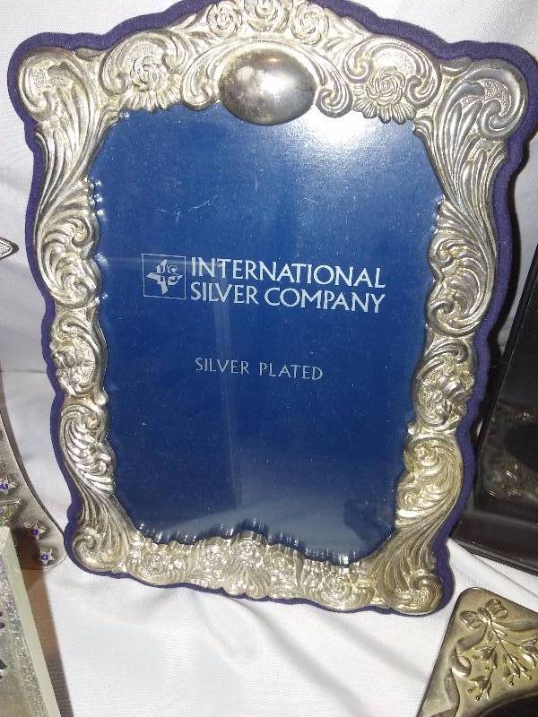 lot 101 image: Picture Frames, (18) Metal, Plastic, International Silver Company