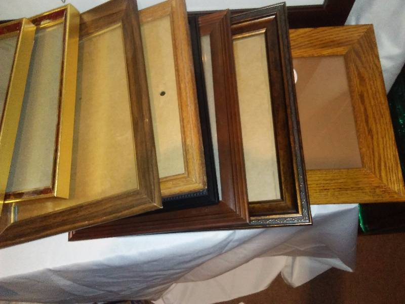 lot 107 image: Many assorted frames