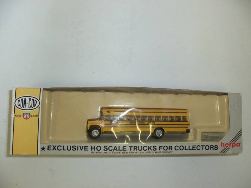 lot 39 image: HO Scale School Bus Collectable Truck