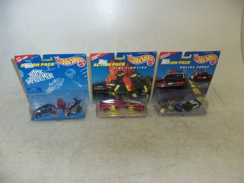 lot 46 image: 3 Hot wheels Action Packs