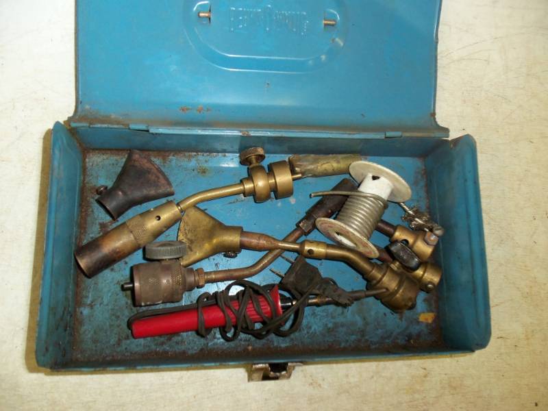 lot 50 image: Torch Set