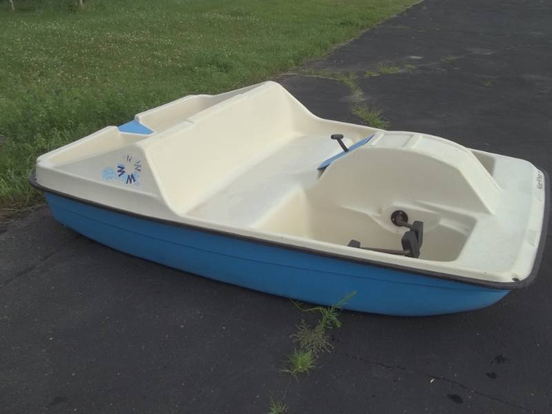 lot 2 image: Water Wheeler Paddle Boat