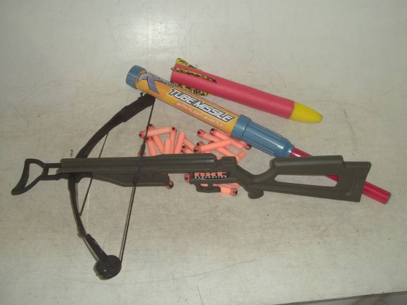 lot 54 image: Nerf Darts with tube missile and gun