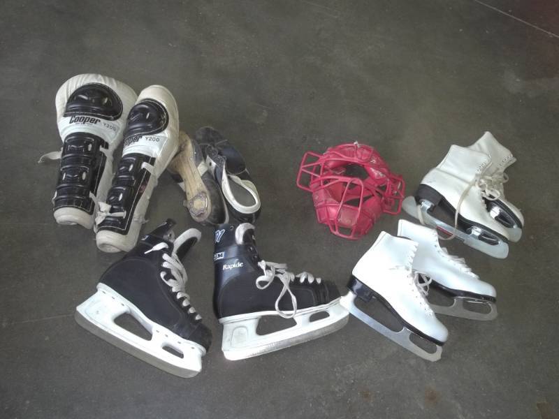 lot 58 image: 3 Pair of Ice Skates, catchers mask, Shoes and pads