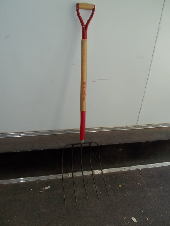 lot 74 image: 5 tine D handle fork