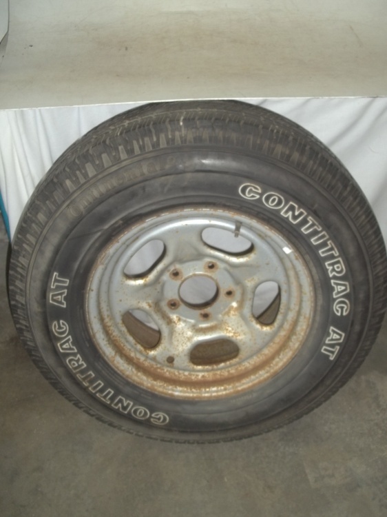 lot 83 image: Ford Rim and Tire R2357517
